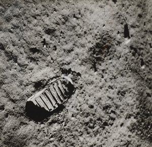 Ślad Buzza Aldrina na powierzchni Księżyca, 1969. autorstwa NASA Images