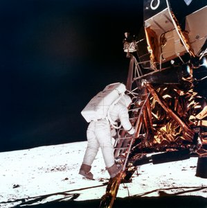 Edwin Buzz Aldrin schodzi po stopniach drabiny Modułu Księżycowego, aby chodzić po Księżycu, 1969.