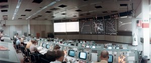 Pomieszczenie Kontroli Operacji Misyjnych w Centrum Kontroli Misji, Houston, Teksas, USA, 1971.ston, 1971. autorstwa NASA Images