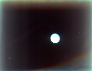 Uran z satelitami Miranda, Ariel i Umbriel, z Voyager 2, 24 stycznia 1986. autorstwa NASA Images
