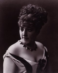Portret kobiety. Twarz kobiety z dekoltem i naszyjnikiem z zawieszkami w kształcie serc autorstwa studio of Nadar