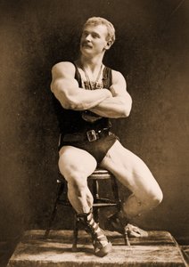 Eugen Sandow, w klasycznej starożytnej pozie grecko-rzymskiej, ok. 1893 r. autorstwa Napoleon Sarony
