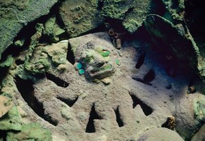 Pozłacana miedziana grzechotka boga dekapitatora w królewskim grobowcu Moche Starego Władcy Sipan