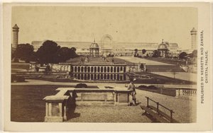 [Długi widok z zewnątrz na budynek i teren The Crystal Palace]. autorstwa Negretti and Zambra