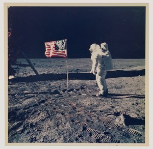 Buzz Aldrin i flaga USA na Księżycu