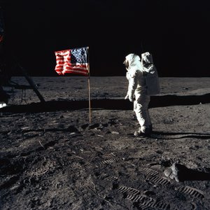 Buzz Aldrin i flaga USA na Księżycu, 1969.
