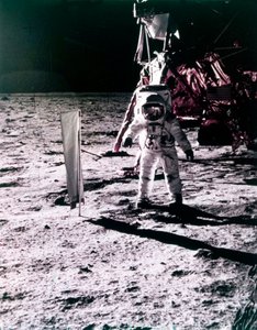 Buzz Aldrin umieszcza kolektor wiatru słonecznego na powierzchni Księżyca, misja Apollo 11, lipiec 1969.