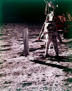 Buzz Aldrin umieszcza kolektor wiatru słonecznego na powierzchni Księżyca, misja Apollo 11, lipiec 1969.