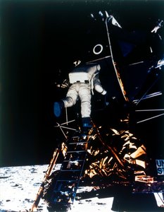 Buzz Aldrin schodzi z modułu księżycowego, misja Apollo II, lipiec 1969. autorstwa Neil Armstrong