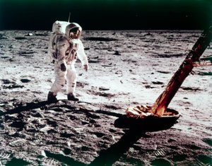 Buzz Aldrin w pobliżu nogi modułu księżycowego na Księżycu, misja Apollo 11, lipiec 1969.