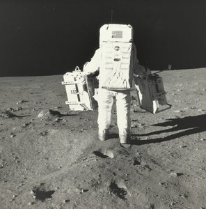 Buzz Aldrin na Księżycu z komponentami pakietu wczesnych eksperymentów naukowych Apollo, 1969. autorstwa Neil Armstrong