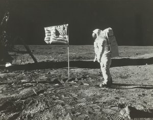 Buzz Aldrin na Księżycu z amerykańską flagą, 1969.