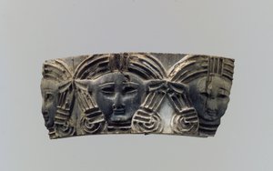 Meble Cloisonné lub plakietka na pudełko na kosmetyki z trzema przednimi głowicami, ok. VIII–VII w. p.n.e. (kość słoniowa) autorstwa Neo Assyrian