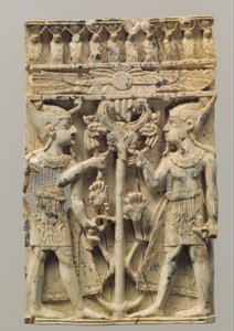 Plakietka meblowa wyrzeźbiona w płaskorzeźbie z dwiema postaciami egipskimi po bokach drzewa wolutowego, ok. IX–VIII w. p.n.e. (kość słoniowa) autorstwa Neo Assyrian