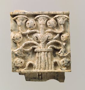 Wyrzeźbiona w reliefie tablica meblowa ze stylizowanym drzewem, ok. VIII–VII w. p.n.e. (kość słoniowa) autorstwa Neo Assyrian
