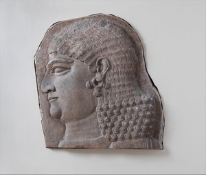 Głowa królewskiego sługi bez brody, prawdopodobnie eunucha, ok. 721-05 p.n.e. (alabaster gipsowy)