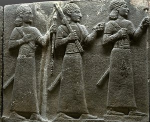 Relief przedstawiający hetyckich urzędników sądowych, z kamienia tureckiego autorstwa Neo Hittite