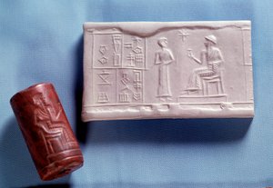 Mezopotamia: Pieczęć i odlew z kamienia kwarcowego (odcisk) przedstawiający postać przemawiającą do bóstwa. Okres neosumeryjski (ok. 2150-2000 p.n.e.) Nd. 0,030 m Paryż, Musee du Louvre