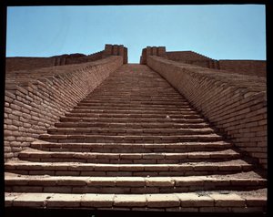 Widok klatki schodowej zrekonstruowanego zigguratu, 2050 pne