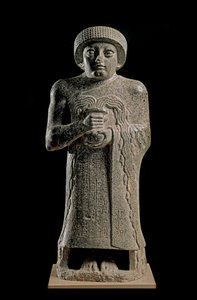 Sztuka sumeryjska: Fragment posągu Gudei, księcia Lagasz, znanego jako „”z tryskającą wazą”” i poświęconego bogini Gesztinannie autorstwa Neo Sumerian Neo Sumerian