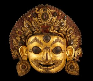 Głowa Bhairawy, ok. XVI w. (malowana złocona miedź i kryształ górski) autorstwa Nepalese School