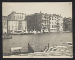 Na zewnątrz hotelu Bretagne w Wenecji? Wenecja - Canal Grande - Hotel Brittany (tytuł na obiekcie) autorstwa Neue Photographische Gesellschaft