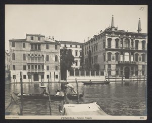 Na zewnątrz palazzo w Wenecji Wenecja - Palazzo Tiepolo (tytuł na obiekcie) autorstwa Neue Photographische Gesellschaft