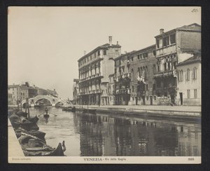 Widok na kanał w Wenecji Wenecja - Rio delle Guglie (tytuł na obiekcie) autorstwa Neue Photographische Gesellschaft