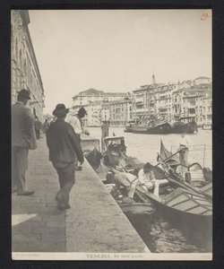 Gondole wzdłuż Canale Grande w Wenecji Wenecja - Sul canal grande (tytuł na obiekcie) autorstwa Neue Photographische Gesellschaft