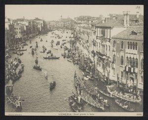 Gondole na Canale Grande w Wenecji Wenecja. Grand Canal w Festa (tytuł na obiekcie) autorstwa Neue Photographische Gesellschaft