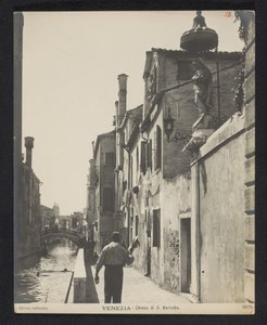 Kade langs de Chiesa di San Barnaba te Venetië Wenecja - Kościół S. Barnaba (tytuł na obiekcie) autorstwa Neue Photographische Gesellschaft