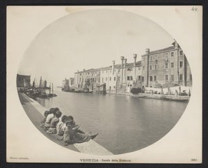 Dzieci na nabrzeżu nad kanałem w Wenecji Wenecja - Canale della Giudecca (tytuł na obiekcie) autorstwa Neue Photographische Gesellschaft
