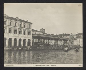 Zadaszony targ rybny w Wenecji Wenecja - Canal Grande - Pescheria (tytuł na obiekcie)