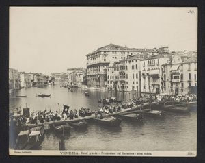 Procesja przez most pontonowy na Canale Grande w Wenecji podczas Festa del Redentore Wenecja - Canal Grande - Processione del Redentore - altra veduta (tytuł na obiekcie)