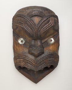 Maska szczytowa (Koruru) z Gisborne, Wyspa Północna, ok. 1860 (drewno i muszla paua) autorstwa New Zealand School