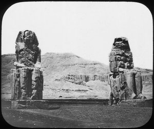 Kolosy Memnona, Teby Luksorskie, Egipt, ok. 1890 r. autorstwa Newton and Co