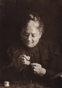 "Nawlekanie igły" (zdjęcie czarno-białe)