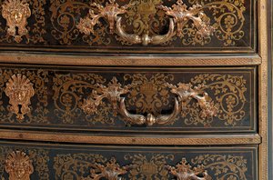Detal komody Ludwika XIV (ormolu, mosiądz, szylkret i hebanowy boulle) (patrz także 486114-19) autorstwa Nicholas Sageot