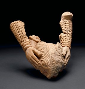 Ręce trzymające głowę zwierzęcia, Owo (terakota) autorstwa Nigerian