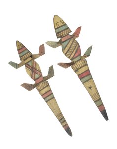 Rzeźbione drewniane figurki krokodyla ozdobione czerwonymi, zielonymi i czarnymi malowanymi geometrycznymi wzorami, Hausa People, Kano, Północna Nigeria (malowane drewno)