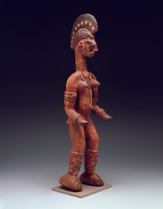 Stojąca figura kobieca, koniec XIX-XX w. (drewno polichromowane z metalem, włóknem i koralikami)