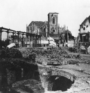 Uszkodzona fasada kościoła św. Wasta, Armentières, Francja, I wojna światowa, c1914-c1918
