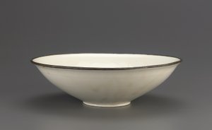 Miska Ding ware z naciętą dekoracją lotosu, prowincja Hebei, XI-początek XII w. (ceramika)