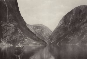 Fiord Naeroyfjord z hotelu Vikingvang (zdjęcie czarno-białe) autorstwa Norwegian Photographer