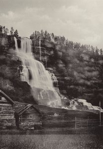 Tvindefos (zdjęcie czarno-białe) autorstwa Norwegian Photographer