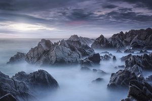 Zamglone skały nad oceanem