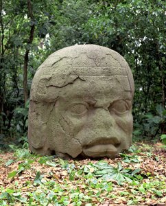 Kolosalna głowa 26, okres przedklasyczny autorstwa Olmec