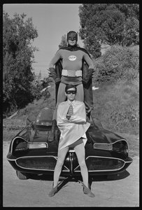Batman, Robin i Batmobil na planie serialu „Batman” autorstwa Orlando Suero