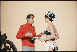 Dean Martin jako Matt Helm na planie „The Silencers” autorstwa Orlando Suero