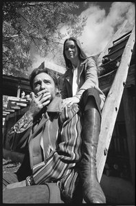 Dennis Hopper i żona Michelle Phillips na drabinie w Nowym Meksyku